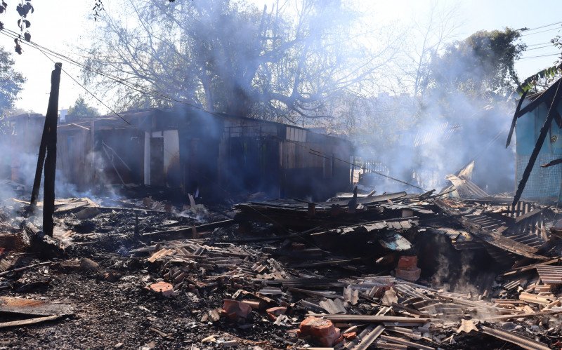 Incêndio destrói casas em Campo Bom, às margens da Avenida São Leopoldo | abc+