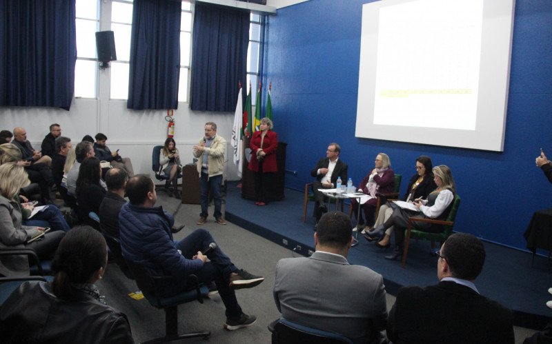 Prefeitos cobram agilidade do Estado para reduzir filas de atendimento no SUS | abc+