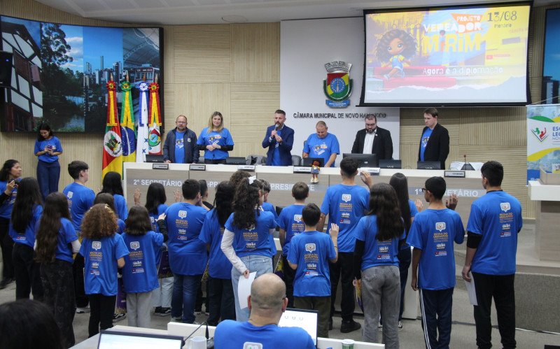 Crianças e adolescentes prometeram cumprir com seus compromissos como vereadores mirins