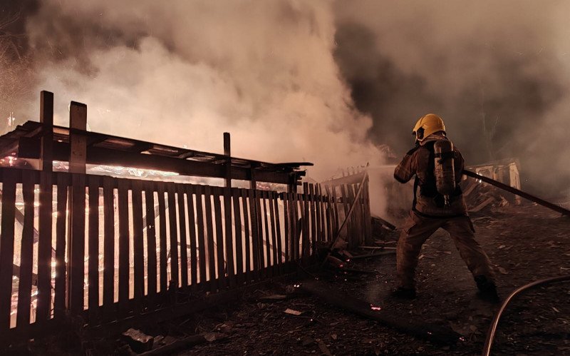 Incêndio atinge área de ocupação em Campo Bom, quase no limite com Novo Hamburgo | abc+