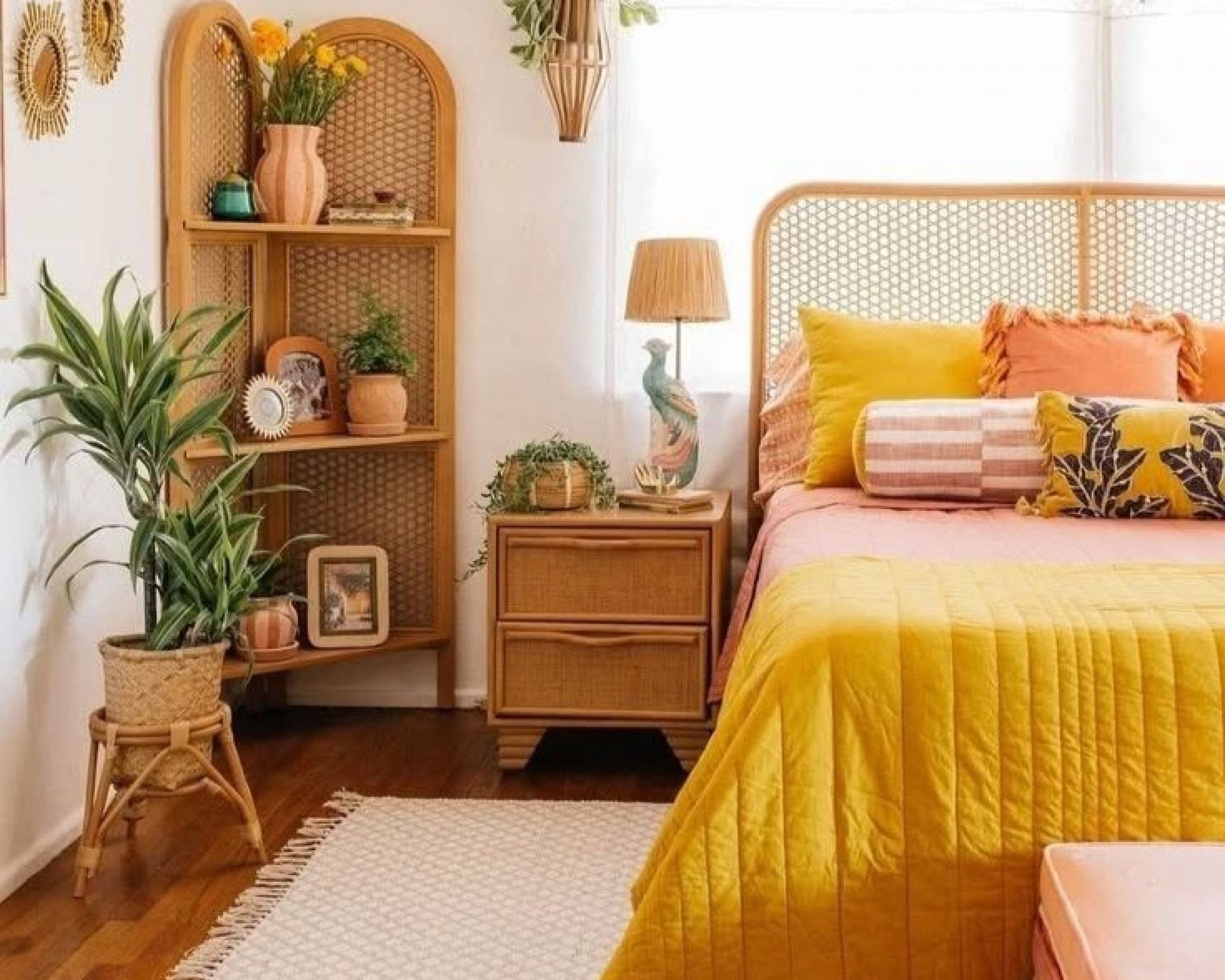 Quarto com plantas e flores