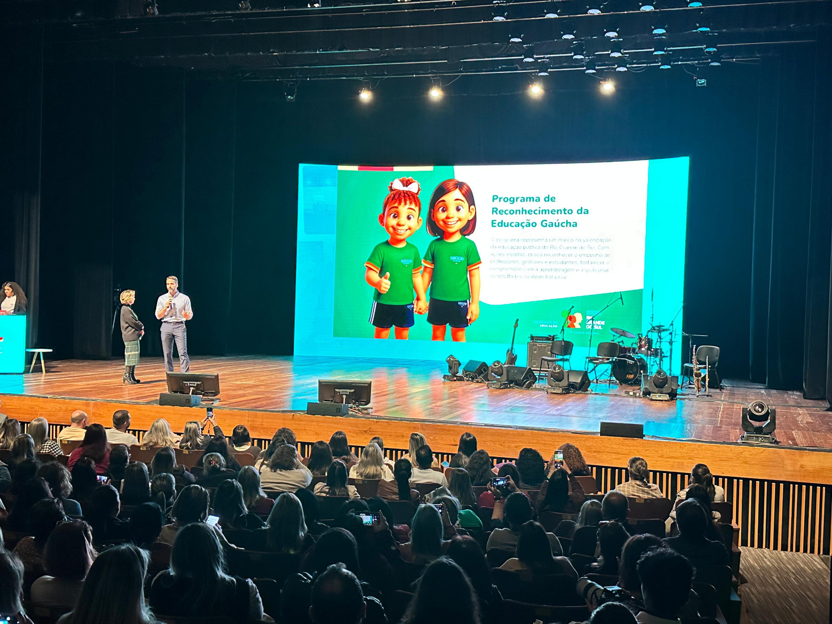 Eduardo Leite anuncia 14º salário e outras medidas para incentivar educadores e alunos da rede estadual