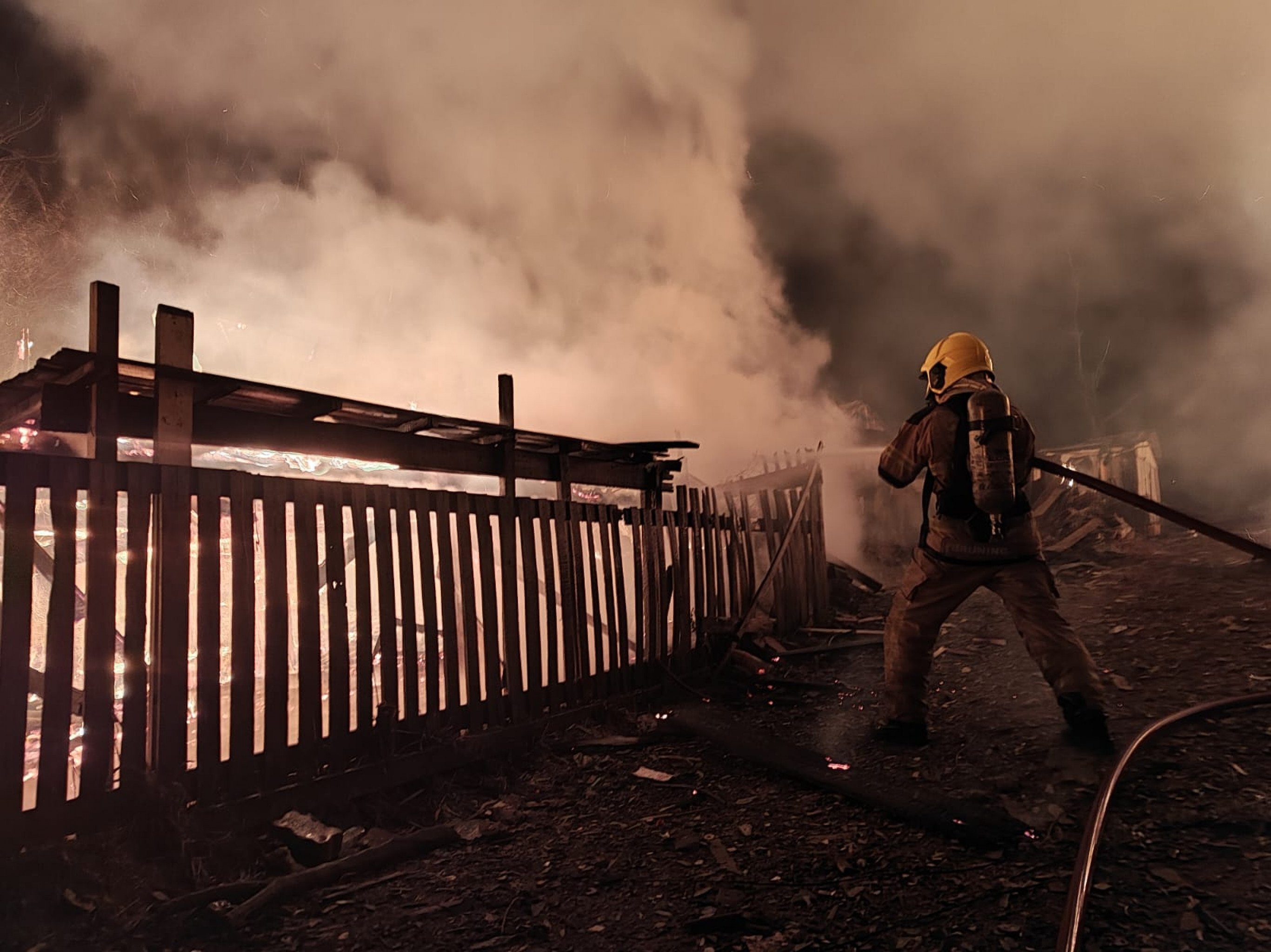 Incêndio de grandes proporções atinge área da Ocupação Resistência e Luta em Campo Bom