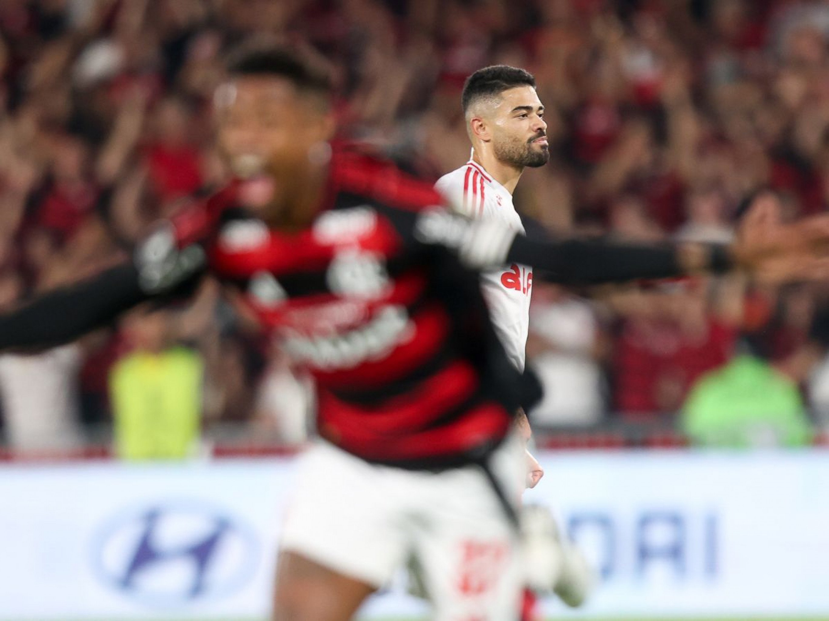 Inter perde para o Flamengo e precisa reverter desvantagem no Beira-Rio