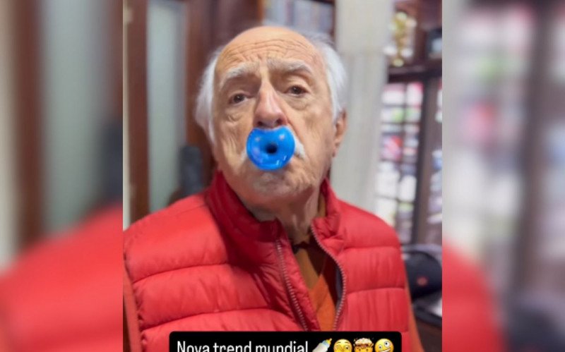 Ary Fontoura aparece de chupeta nas redes sociais | abc+