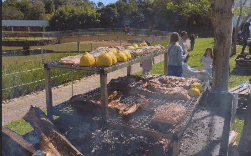 Wine Garden, no jardim da Vinícola Miolo, recebe 3ª edição do Bah BBQ Assados e Tintos
