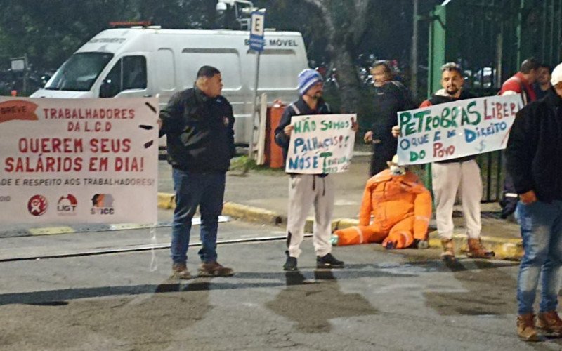 Operários voltaram a se manifestar, na manhã desta quinta-feira (14), em frente aos portões da Refinaria Alberto Pasqualini  | abc+