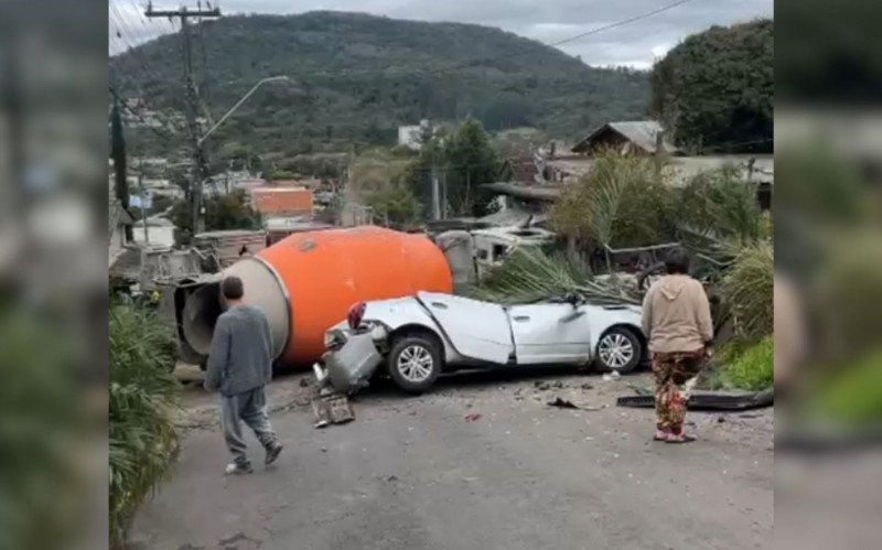 Caminhão betoneira tomba e esmaga veículo em Igrejinha
