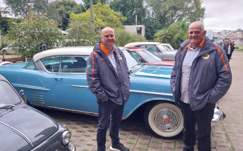 Evandro Scholles e Ivanir Hermes de Veteran Car Club Novo Hamburgo | abc+