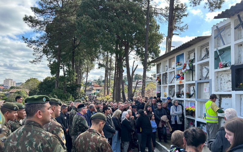 18º Batalhão de Infantaria Motorizado de Sapucaia do Sul presta últimas homenagens a Vitor Golfetto, sepultado na tarde desta quinta-feira (14) | abc+