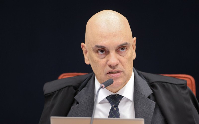 Moraes dá 48 horas para PGR opinar sobre explicações de Bolsonaro 