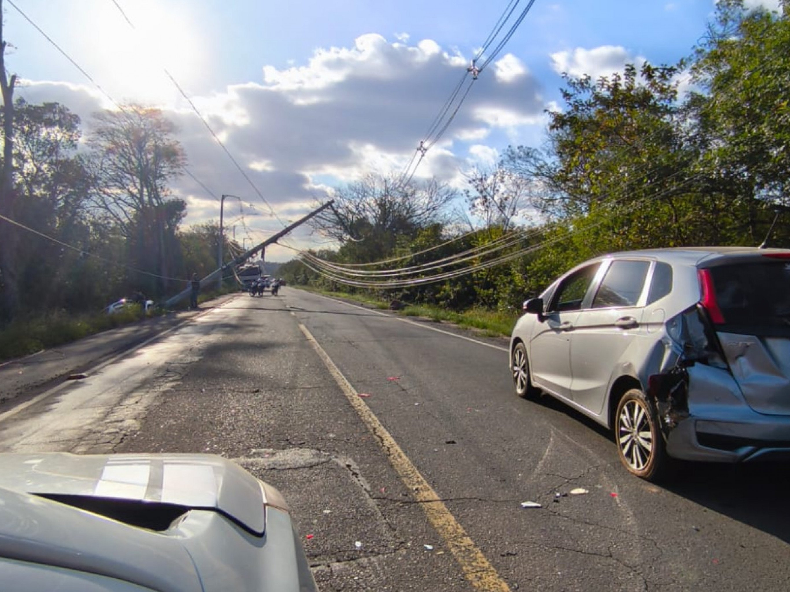 Motorista fica ferido após colidir carro contra poste na Estrada da Integração; trânsito é bloqueado