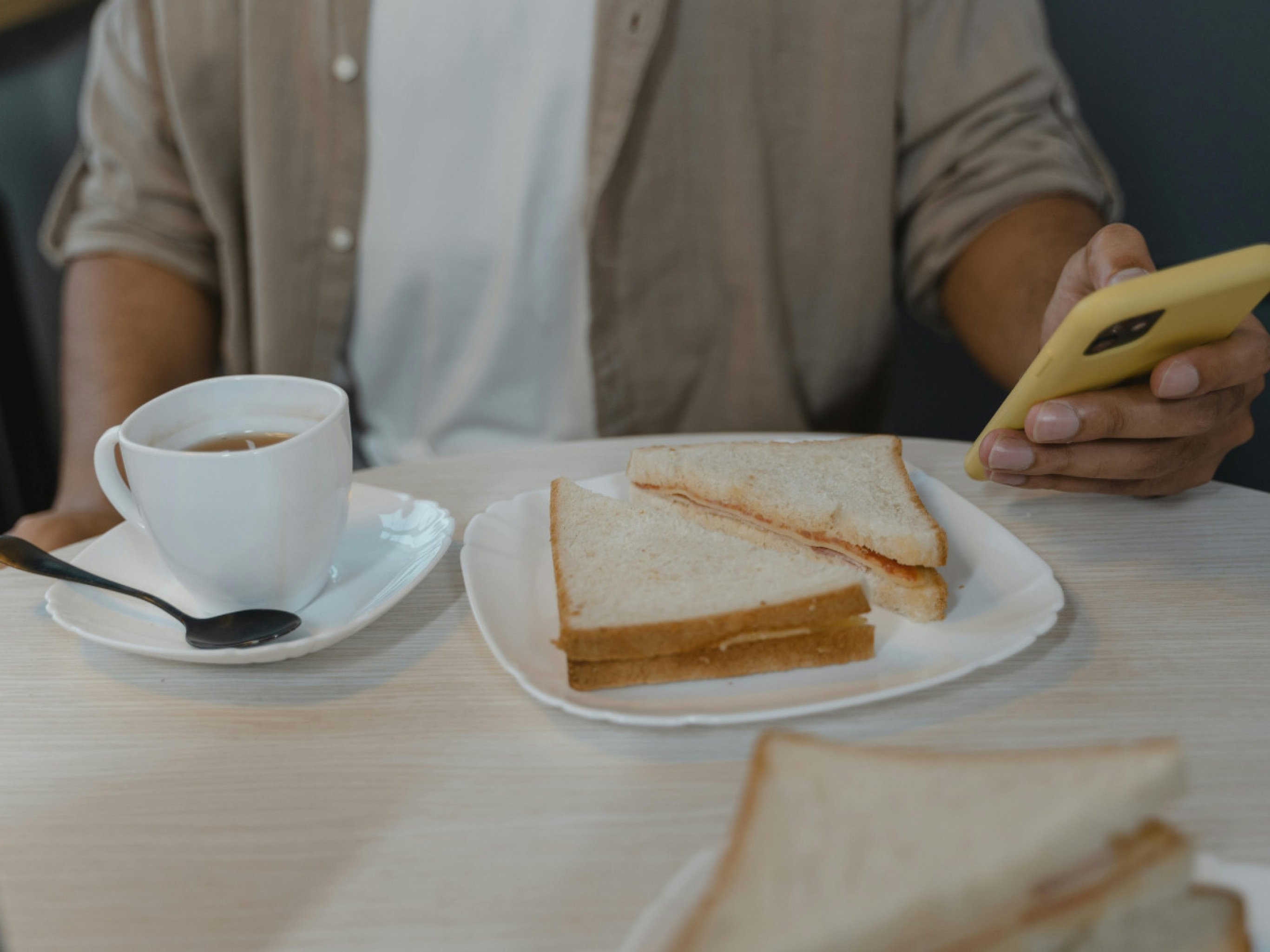Tome café da manhã até esse horário se não quiser aumentar os níveis de cortisol, o hormônio do estresse, segundo especialista