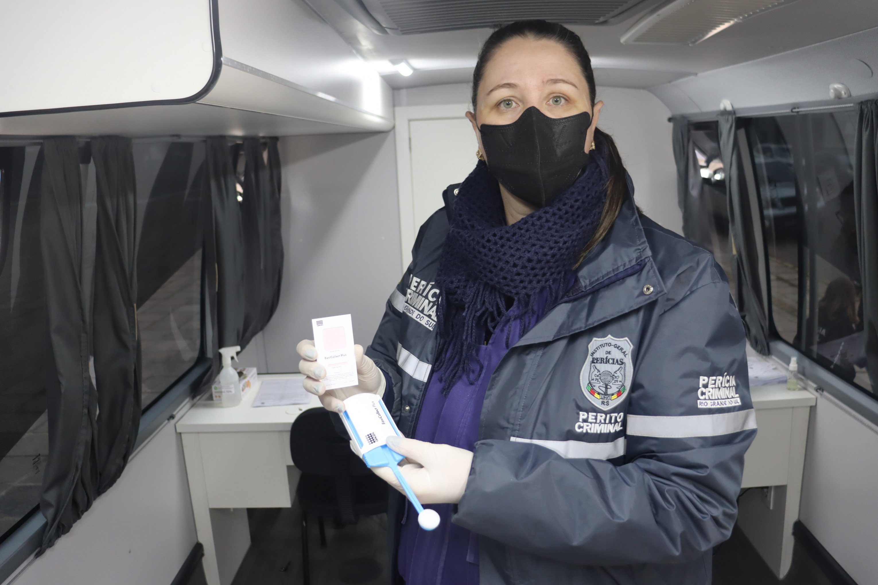 Mutirão de coleta de DNA de familiares de desaparecidos em São Leopoldo - Perita criminal Aline mostra coletador