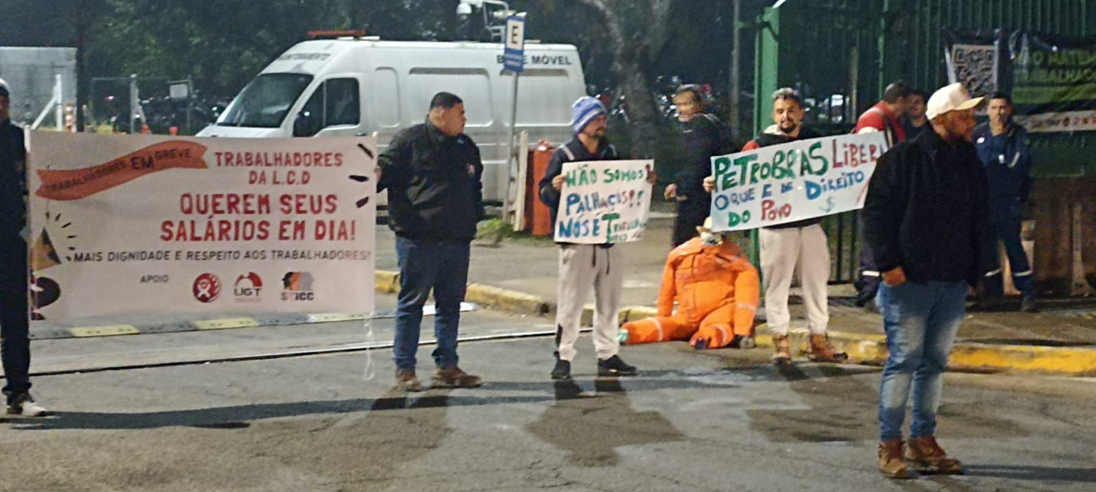 Trabalhadores de terceirizada da Petrobras protestam em frente à Refinaria Alberto Pasqualini, em Canoas