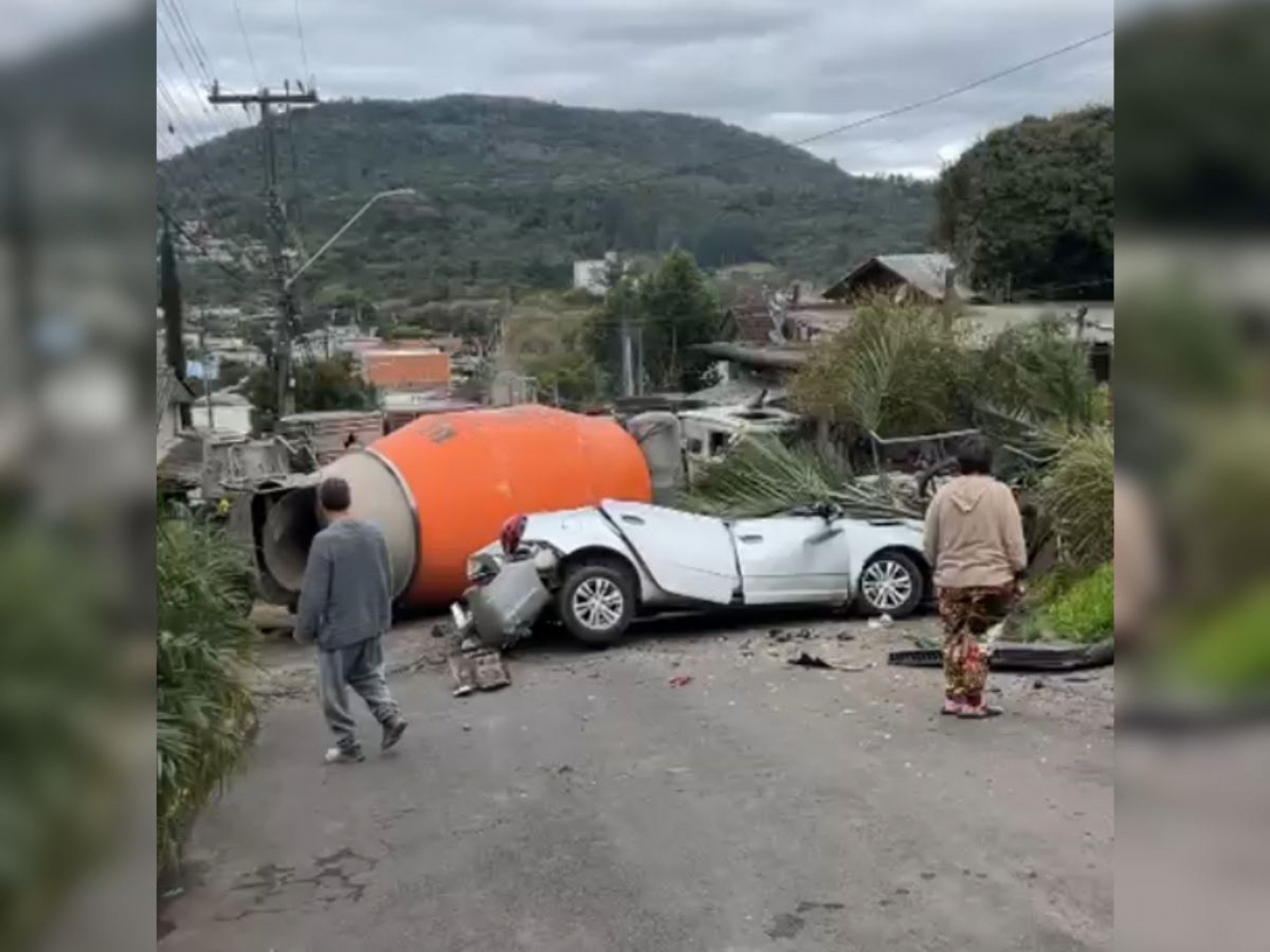 VÍDEO: Caminhão betoneira tomba e destrói carro em município do Vale do Paranhana