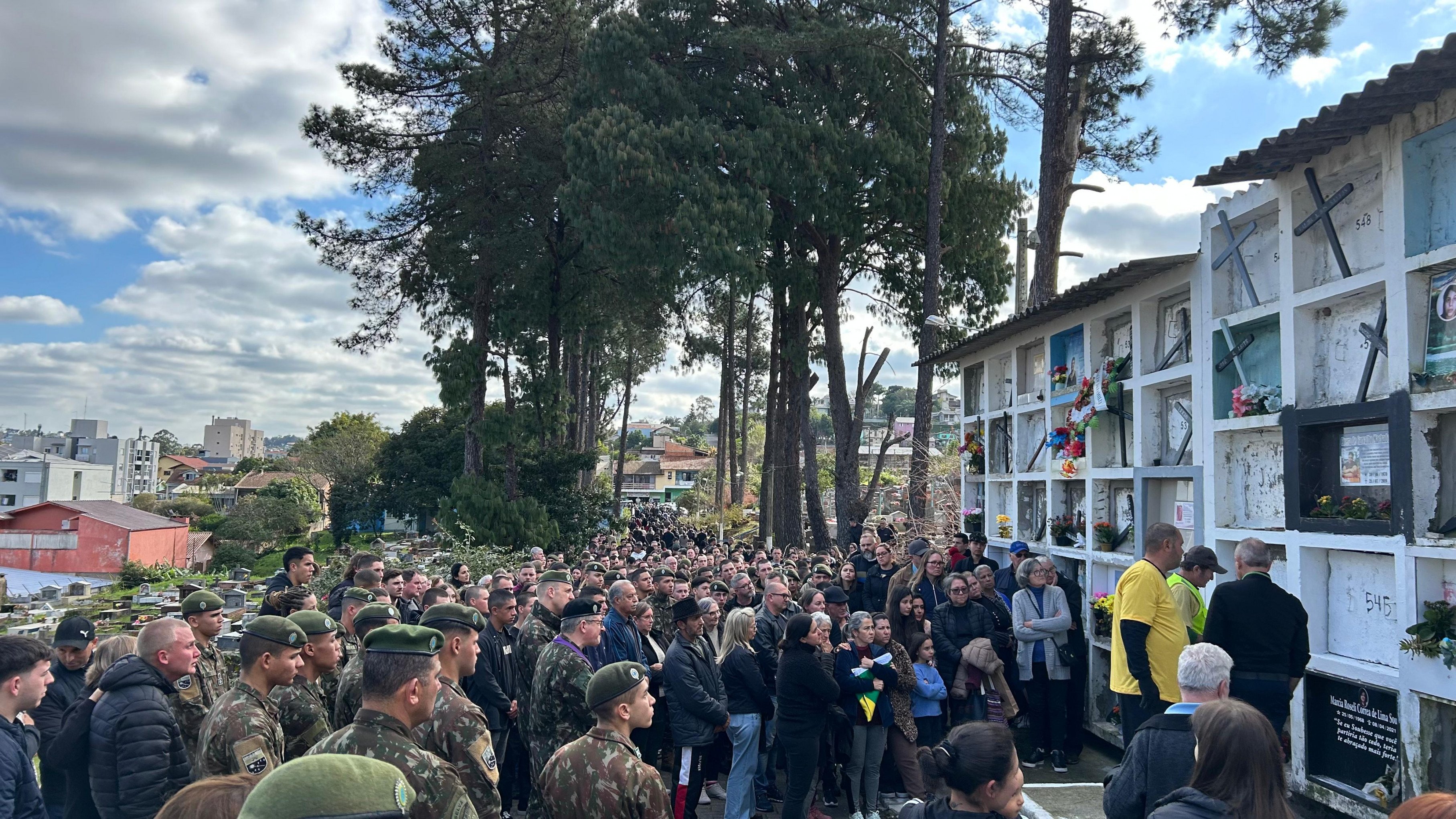"Acho que ele se despediu": Prima relata comportamento de jovem militar 3 dias antes de acidente na BR-116