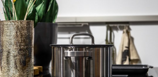  Close-up, modern steel pan in the interior of the kitchen, the concept of cooking. | abc+