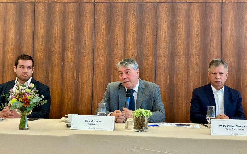 Fernando Lemos, ao centro, apresentou nesta sexta os resultados do Banrisul no primeiro semestre de 2025 | abc+