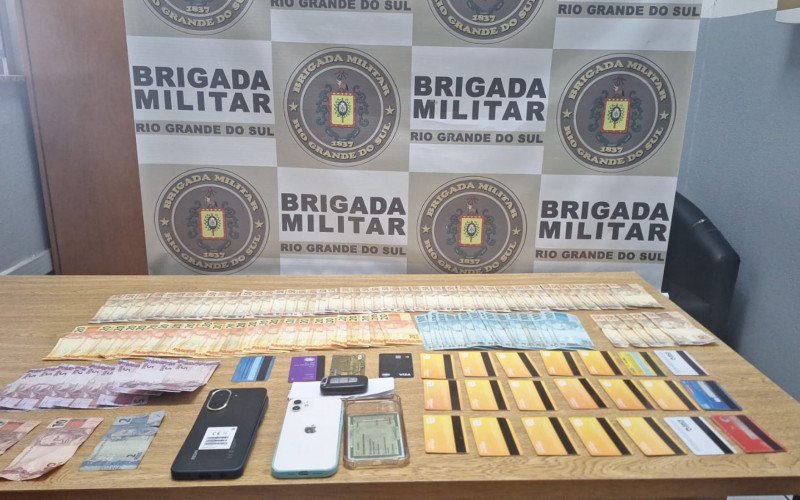 Foram apreendidos dois celulares, mais de 20 cartões e uma quantia superior a mais de R$ 5 mil em dinheiro