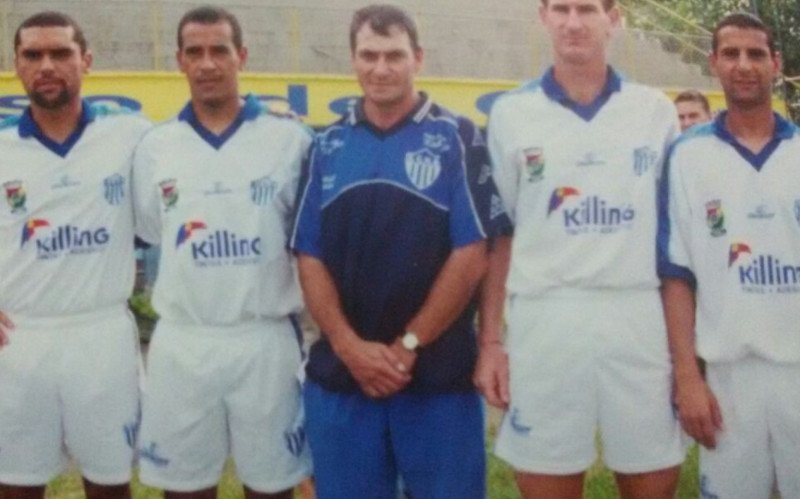 Aládio (o segundo da direita para a esquerda) com a camisa do Noia nos anos 2000 | abc+