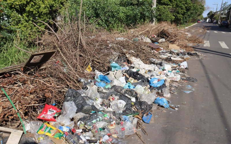 Lixo descartado na Avenida Alcântara com a Rua Castelo Branco, no bairro Canudos | abc+