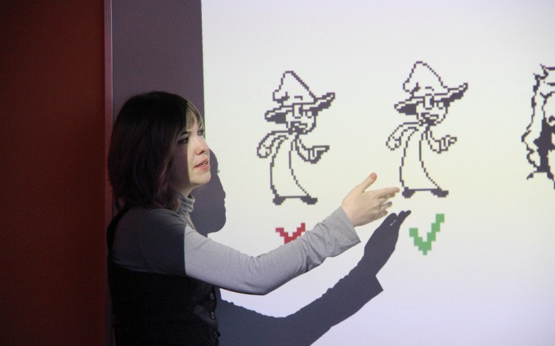 Instrutora orienta participantes sobre técnicas de Animação em Pixel Art