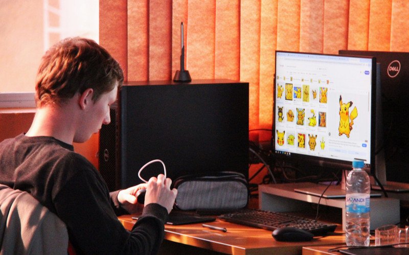 Participante durante a oficina de Animação em Pixel Art na Universidade Feevale