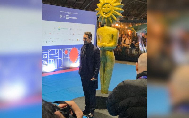 Rodrigo Santoro passa pelo tapete azul e será o primeiro ator a eternizar as mãos na Calçada da Fama em 2025  | abc+