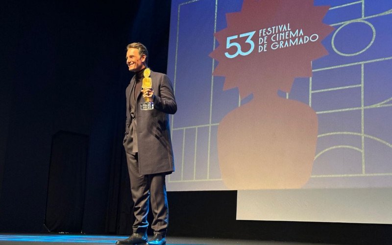 Rodrigo Santoro é eternizado na Calçada da Fama de Gramado e homenageado com Kikito de Cristal 