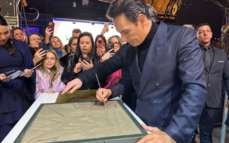 Rodrigo Santoro é eternizado na Calçada da Fama de Gramado e homenageado com Kikito de Cristal 