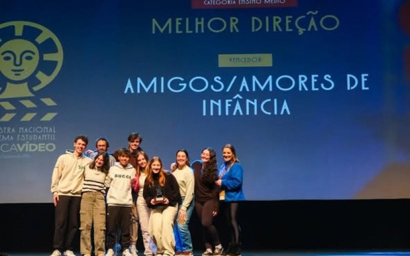 Equipe do filme Amigos/Amores de Infância, de Luísa Kayser de Azeredo, Isabella Becker Notari e Fernanda Daou Scholer, do Sinodal Portão, ganhou o prêmio Melhor Direção - Ensino Médio na 1.ª Mostra Nacional de Cinema Estudantil do Educa Vídeo do 53º Festival de Cinema de Gramado