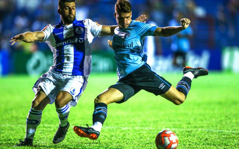 Toto em atuação contra o Grêmio em 2019, seu último ano pelo Aimoré