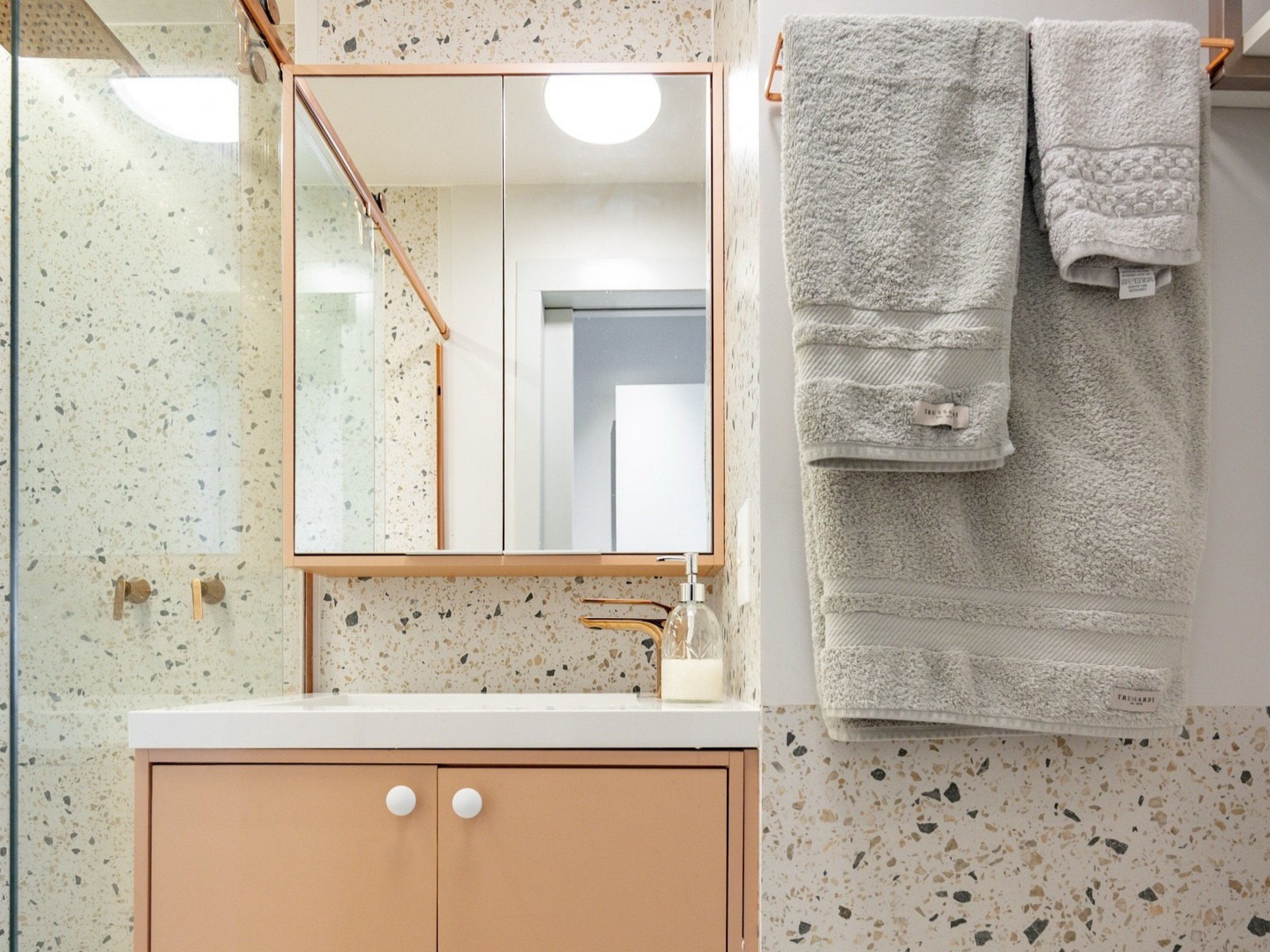 Apostar em diferentes tonalidades torna o décor interessante