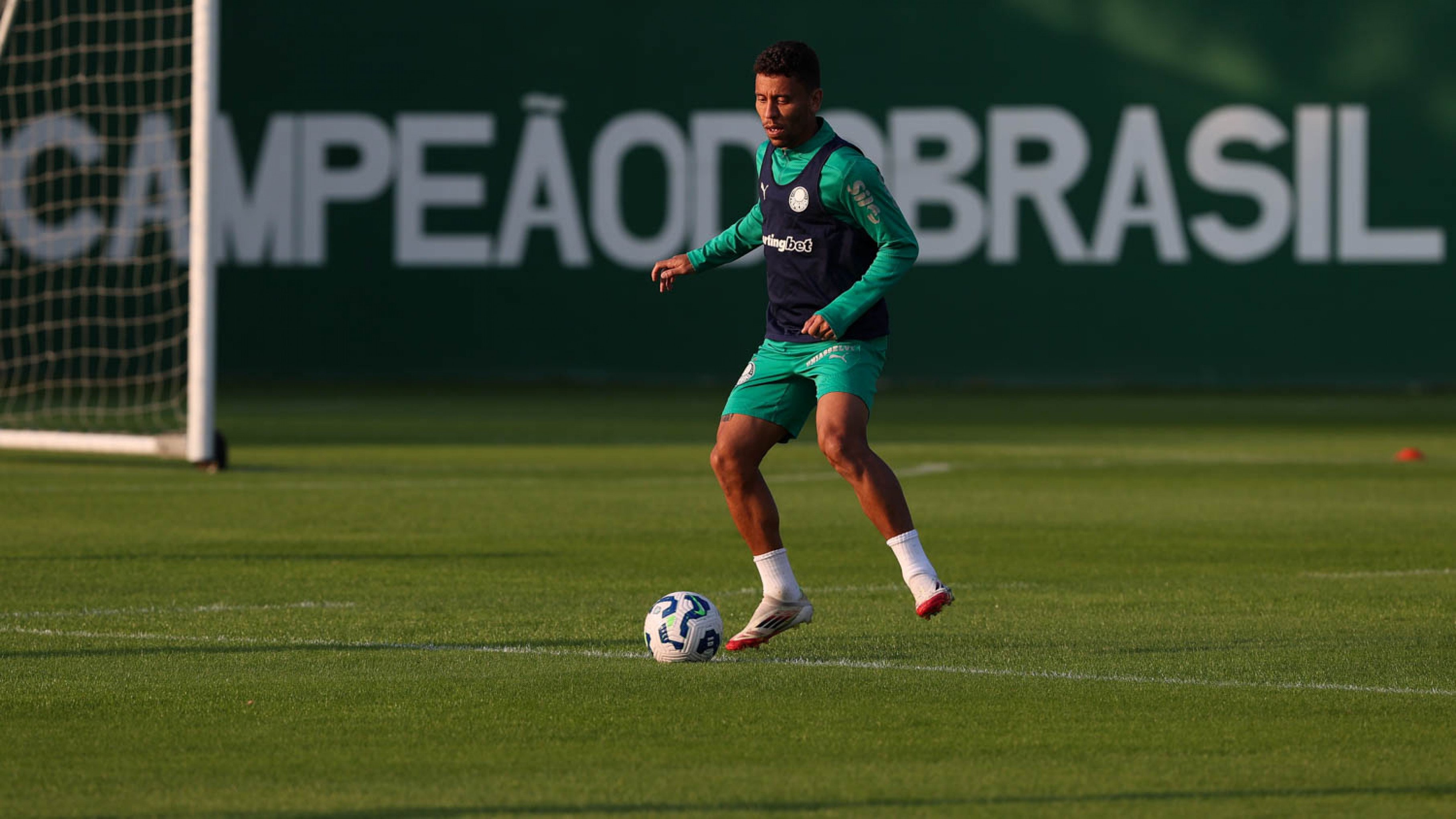 Grêmio fecha a contratação do lateral Marcos Rocha