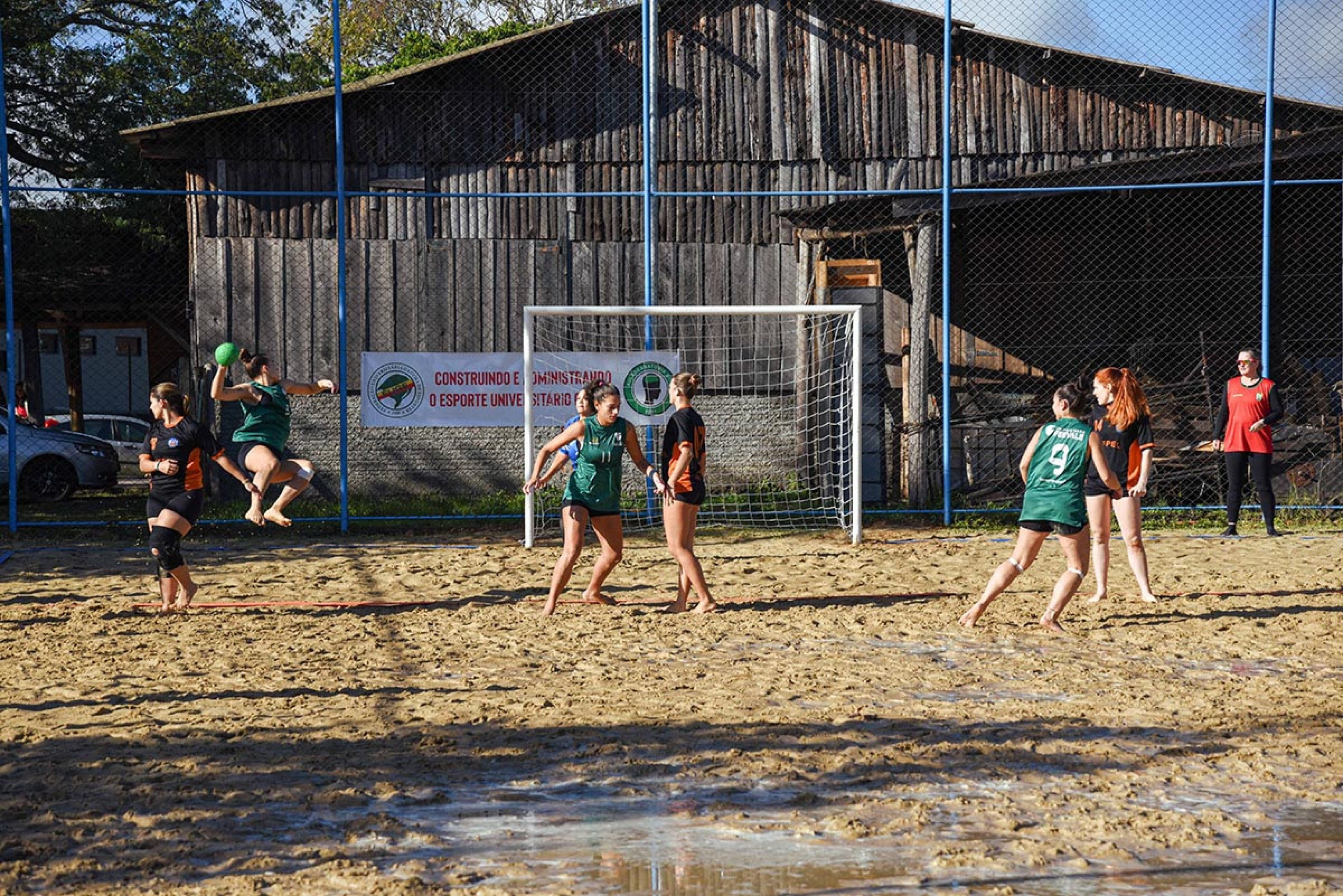Times feminino e masculino de handebol de areia da Feevale disputam segunda fase do campeonato gaúcho