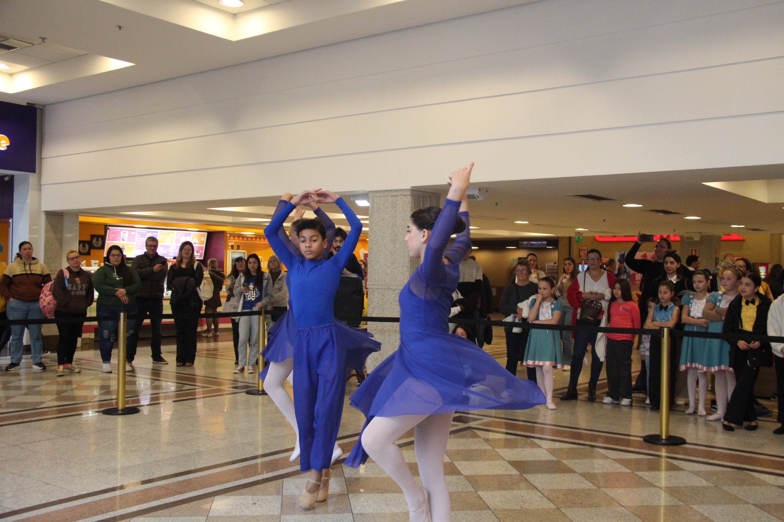 Dançando no shopping abre programação de festival