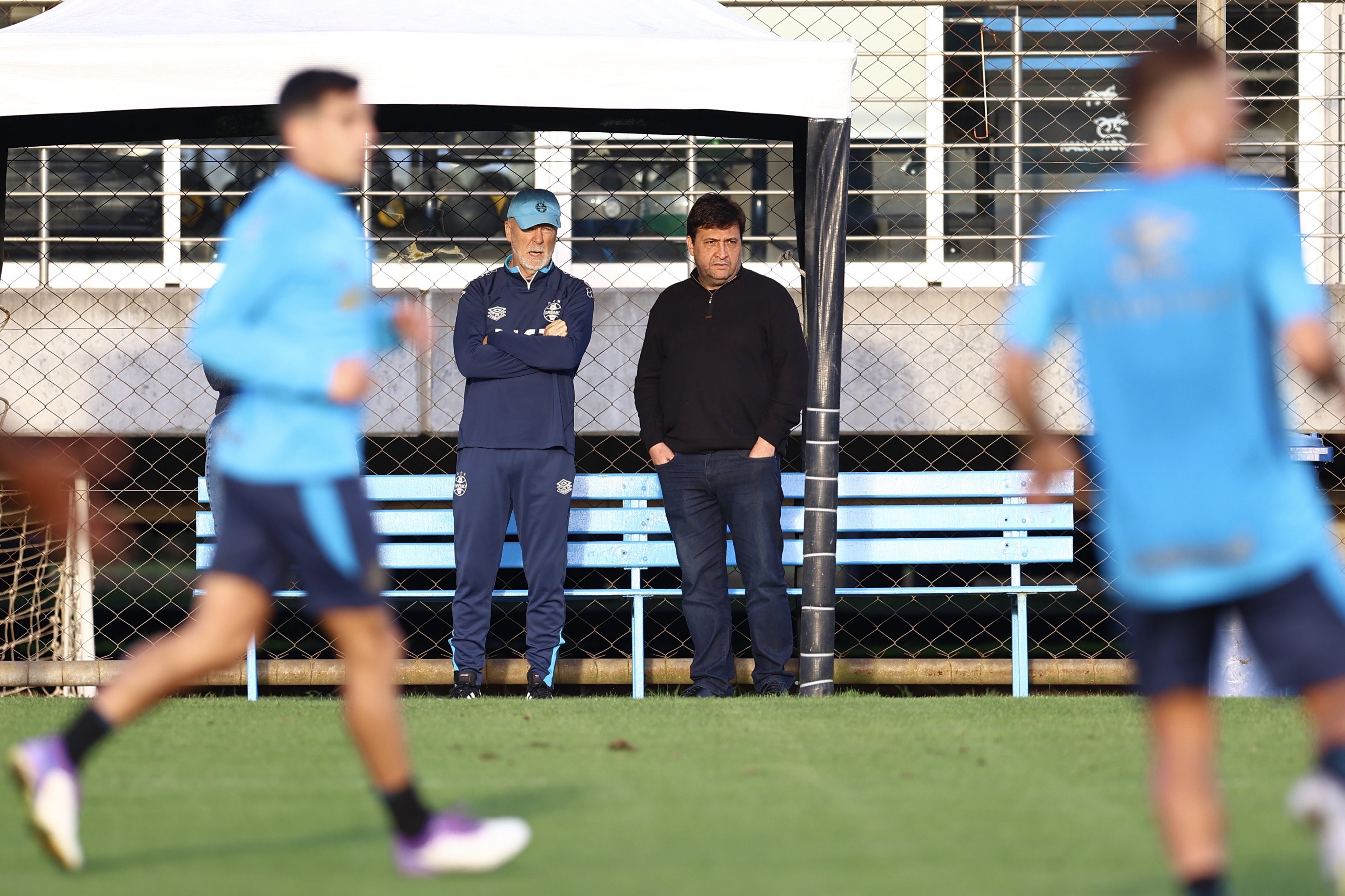 Mano Menezes busca solução em papo com o elenco
