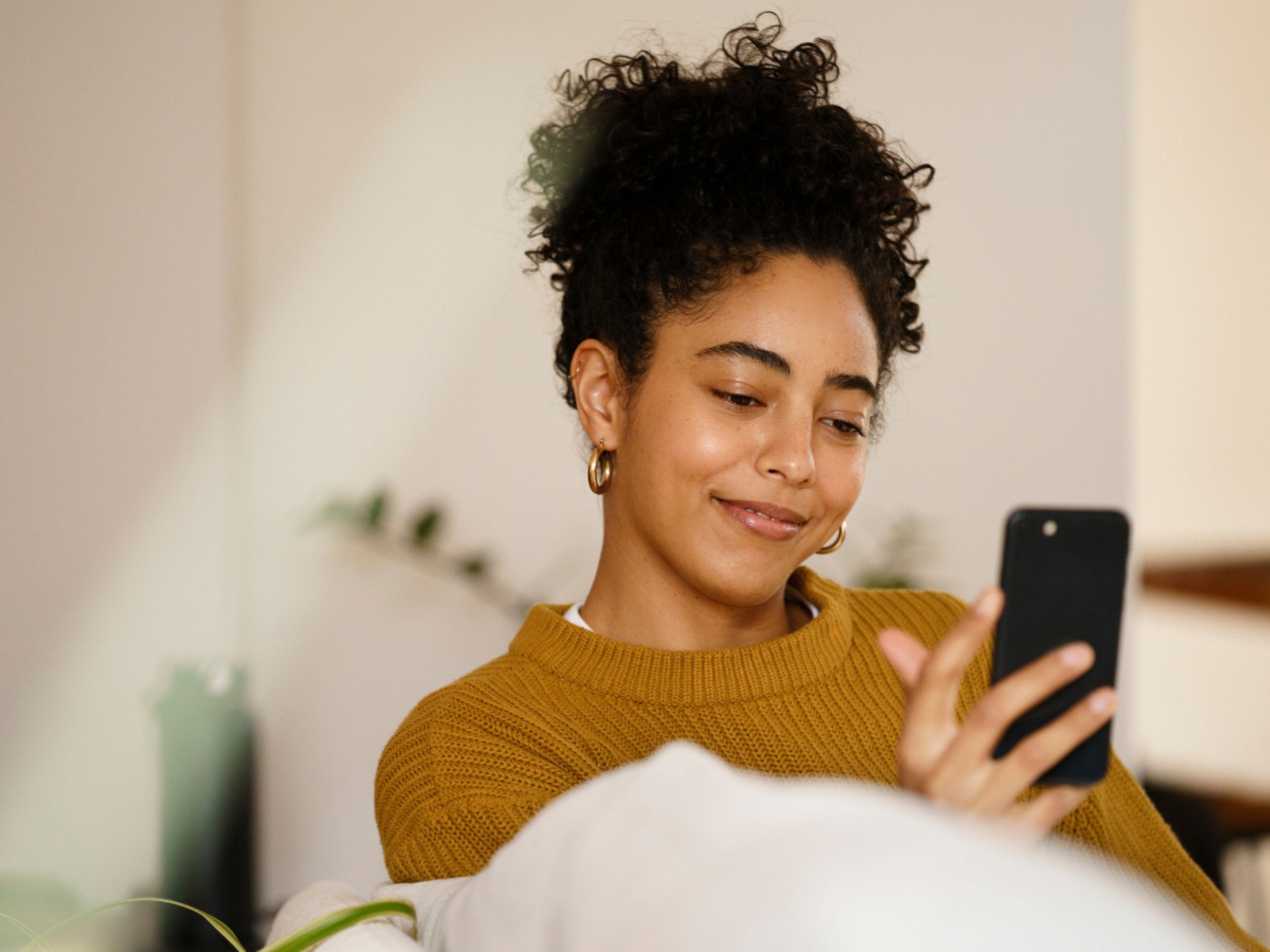 Luz azul de celulares pode acelerar o envelhecimento? Veja como cuidar da pele, segundo especialista