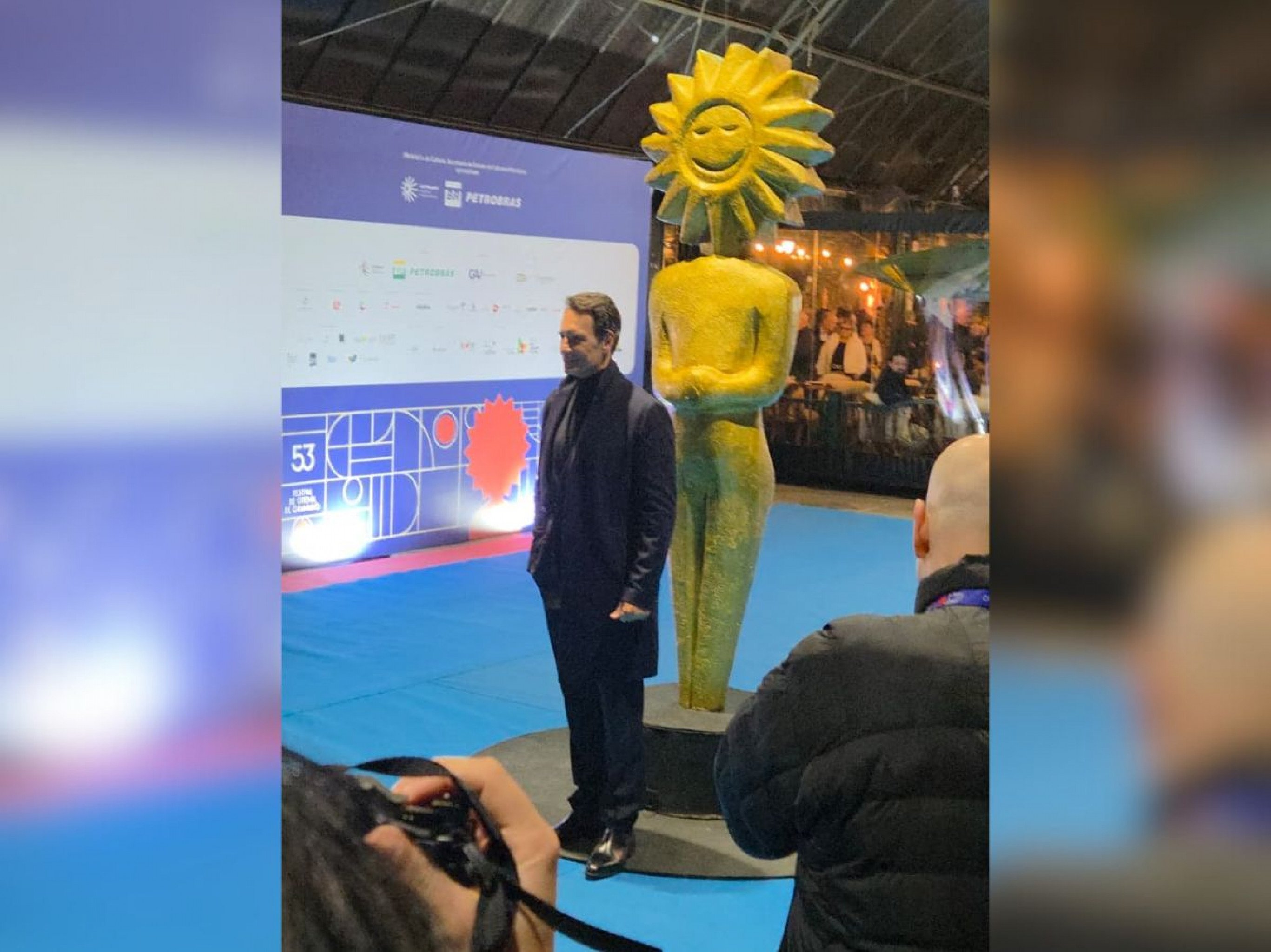 FESTIVAL DE CINEMA: Rodrigo Santoro passa pelo tapete azul e será o primeiro ator a eternizar as mãos na Calçada da Fama em 2025
