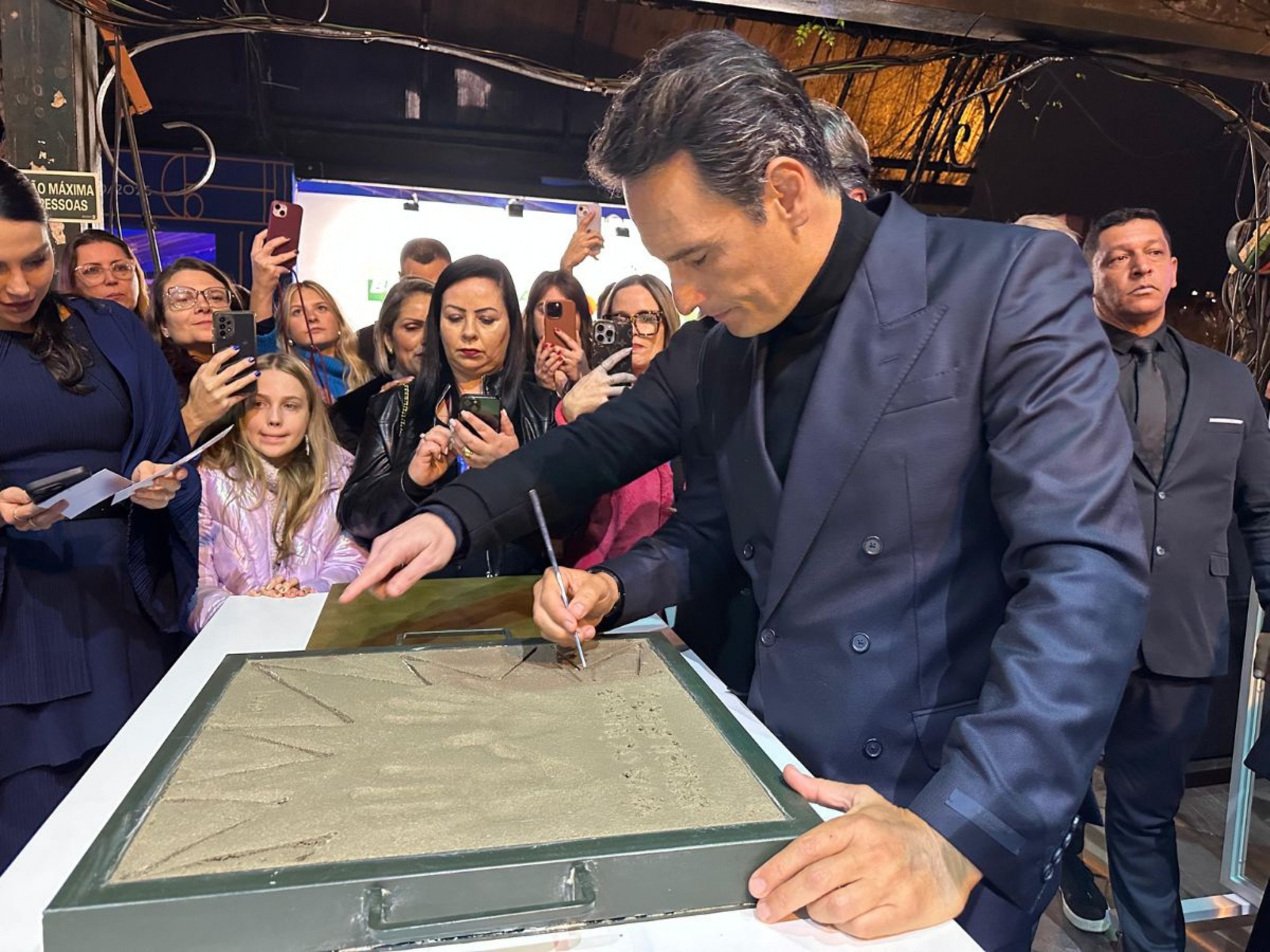 FESTIVAL DE CINEMA: Rodrigo Santoro é eternizado na Calçada da Fama de Gramado e homenageado com Kikito de Cristal
