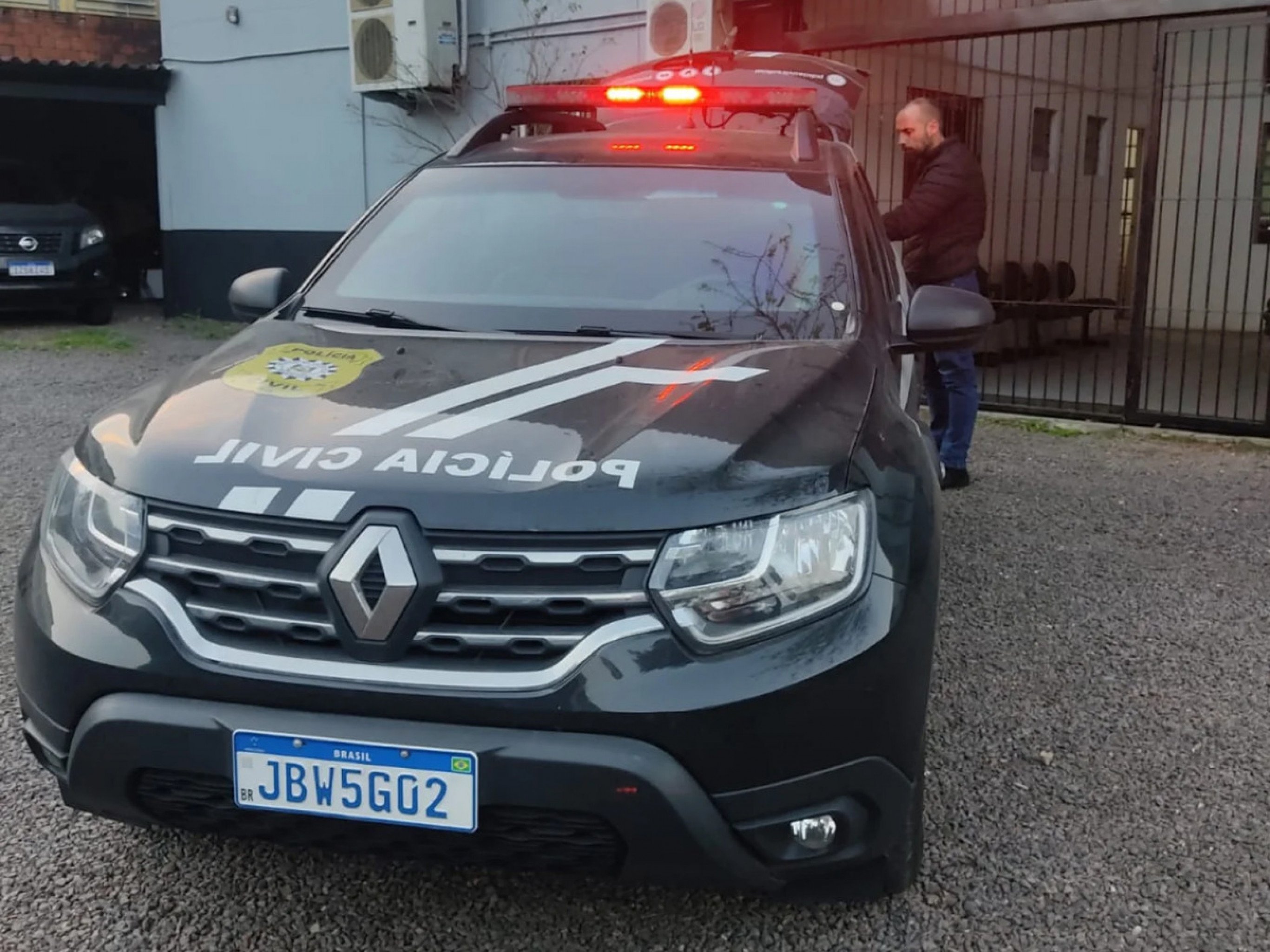 Mulher é presa em Estância Velha por furtos de caminhões e extorsões