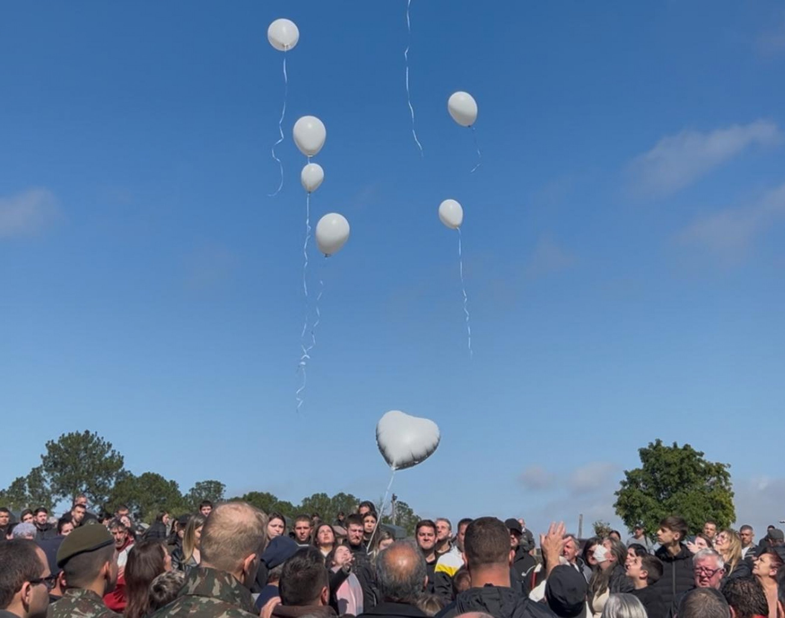"É muito triste esta morte repentina": Homenagens marcam segundo dia de despedidas a jovens militares mortos na BR-116
