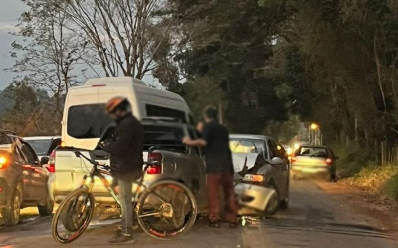 Homem morre em colisão entre carros em estrada de Novo Hamburgo | abc+