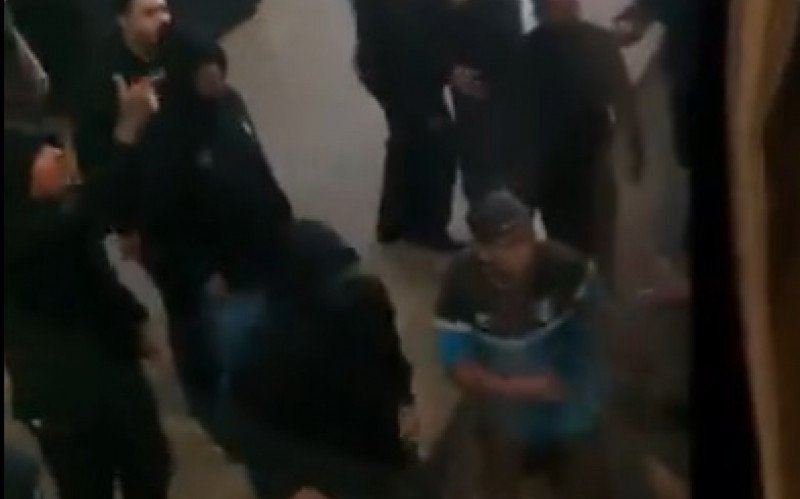 Torcedores invadem terminal do aeroporto e atiram pedra no ônibus do Grêmio | abc+