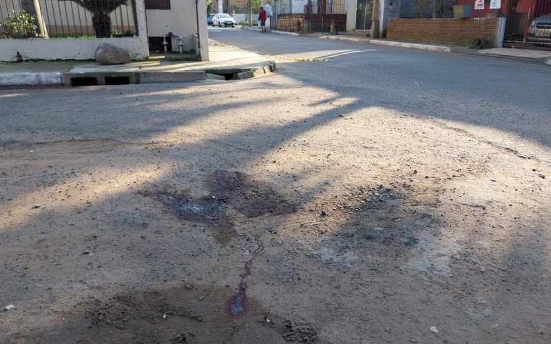Marcas de sangue ficaram na Rua Galleano Bier | abc+