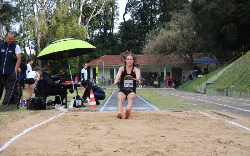 Laura Fratta é campeã estadual dos 100m, 200m e 400m com barreira