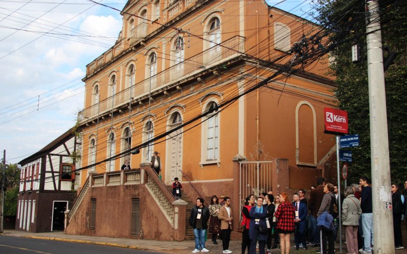 Caminhada cultural começou pelo histórico Casarão Scheffel