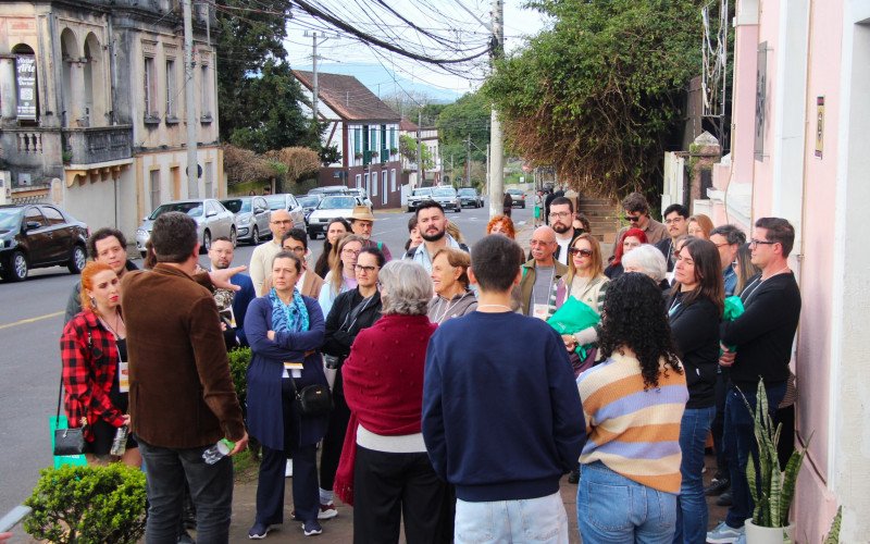 Público de diferentes idades participou da caminhada cultural