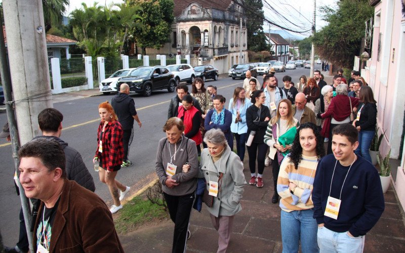 Público de diferentes idades participou da caminhada cultural